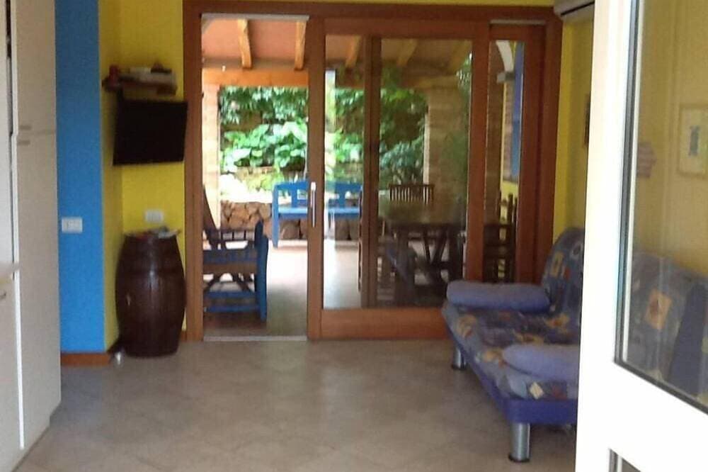 Foto 8 von 20: Comfortable apartment with large veranda overlooking the pool. <br>