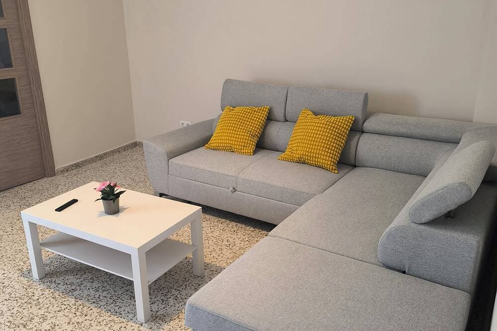 Casacasini 1B-Family-friendly 2-bedroom home with sofa bed and terrace in Málaga 1