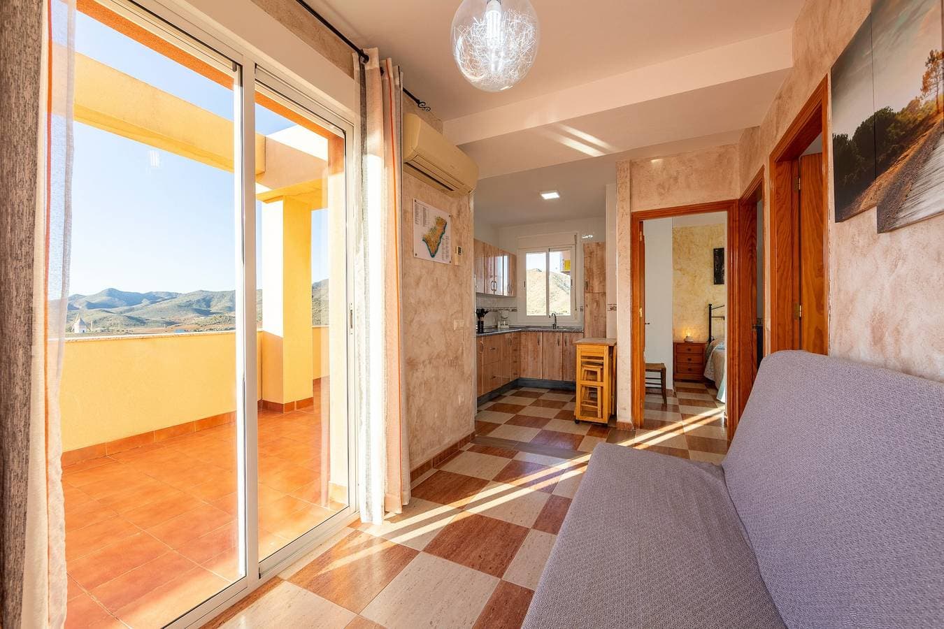 Foto 2 von 23: Haustierfreundliche Ferienwohnung Las Cuatro Lunas mit Bergblick, Terrasse und Klimaanlage