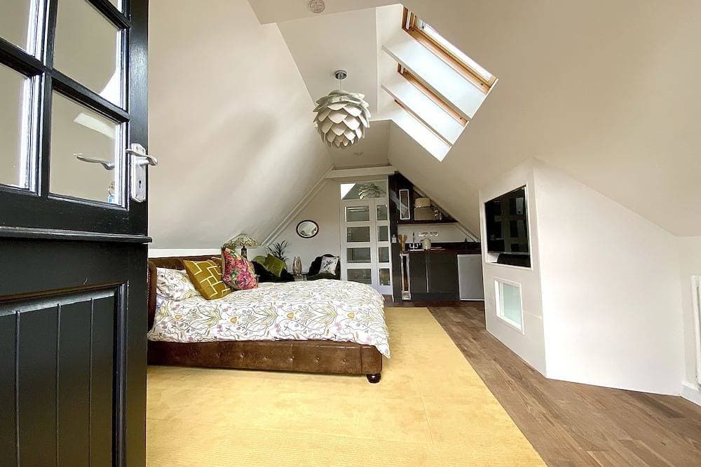 Foto 3 von 27: A Spacious, Modern & Contemporary Loft Space