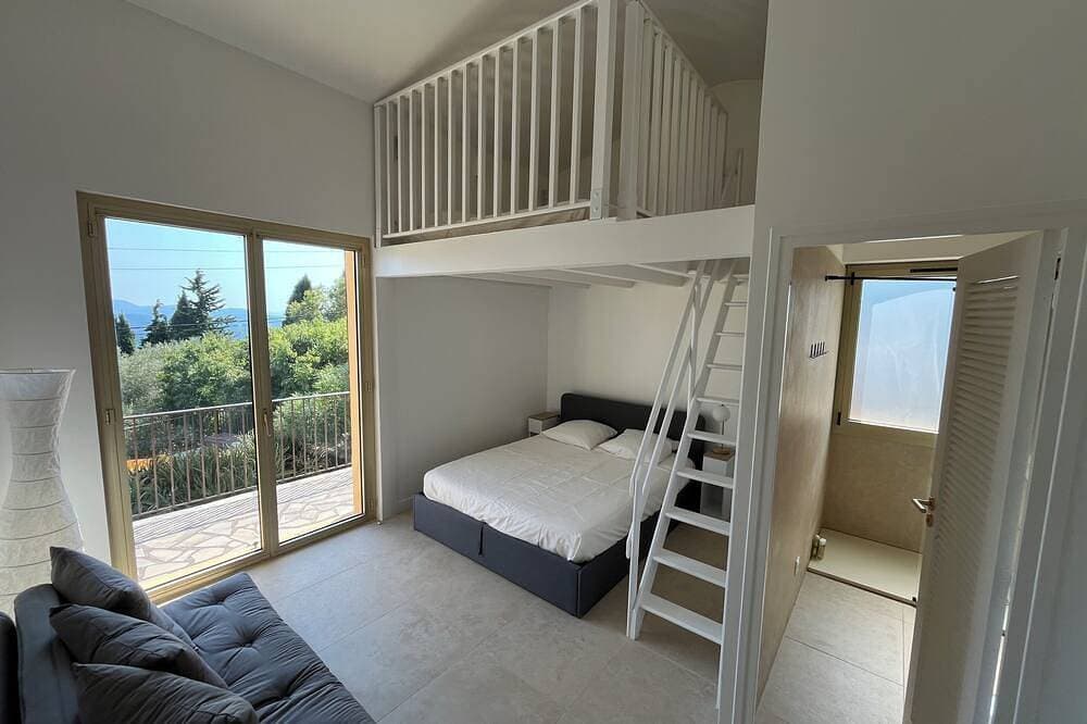 Foto 2 von 30: Villa Sleeps 10, 4 Bedrooms, with Pool and Sea and Mountain View