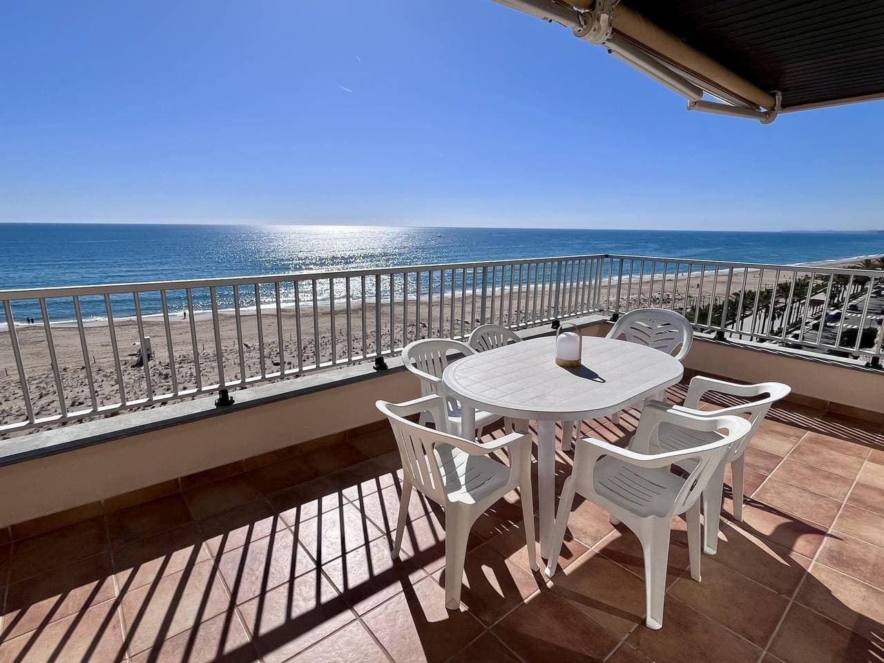 Großzügige Ferienwohnung direkt am Meer mit traumhaftem Ausblick 1