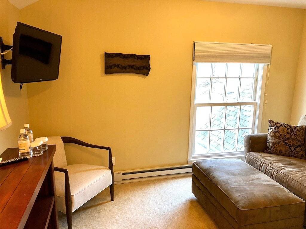 Foto 13 von 23: Deluxe Queen Suite with pull-out love seat, private entrance