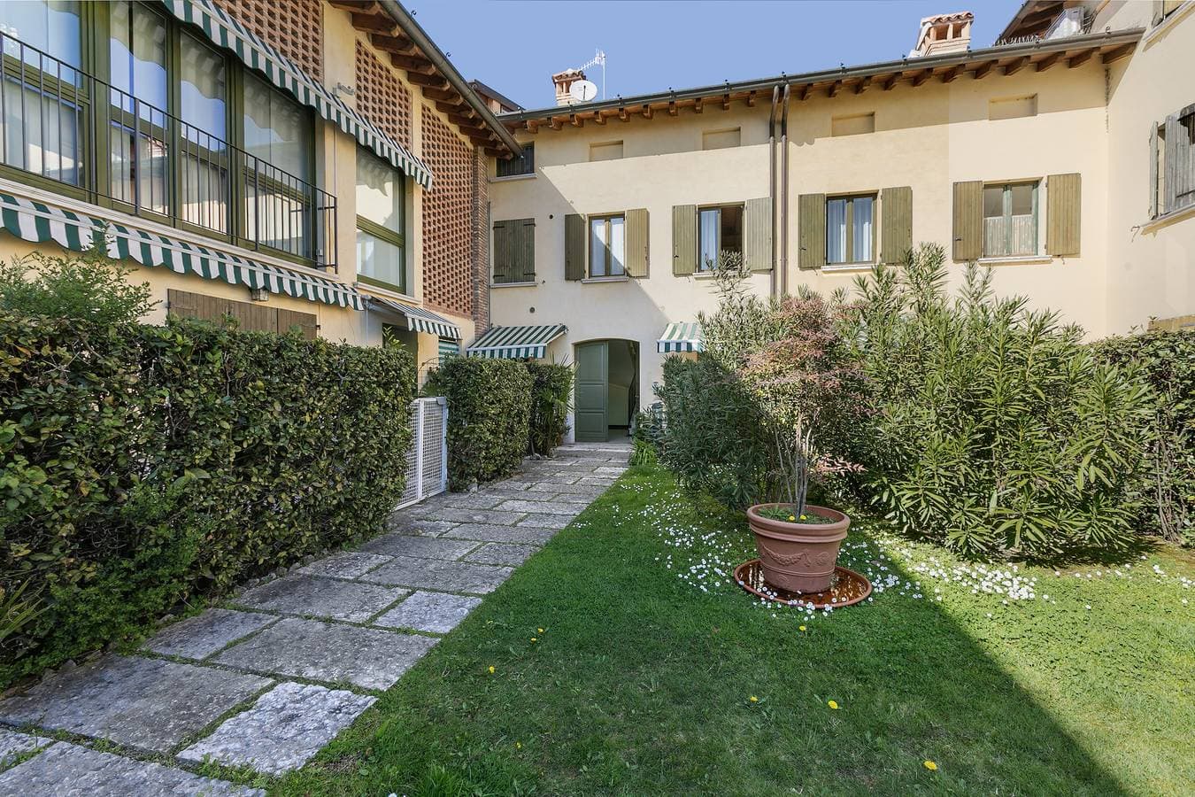 Foto 10 von 27: Magnolia House: Sirmione Apt for 4 with Shared Pool