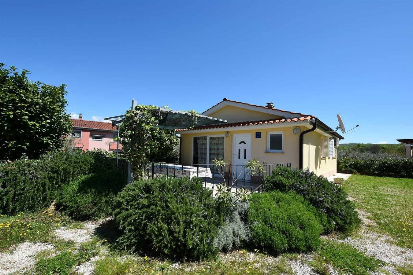 Ferienhaus Pere mit Terrasse 1