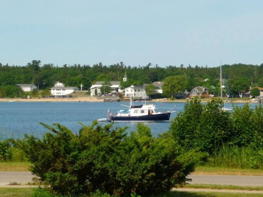 Foto 10 von 40: Blick auf die Bucht ist den Aufenthalt wert.  Beaver Island Harbour View Cottage