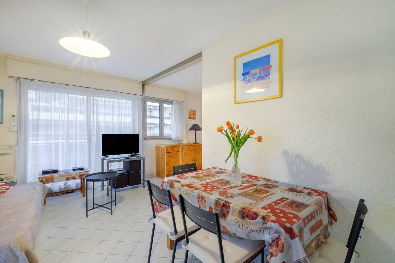 Foto 2 von 23: Einzimmerapartment 'Riviera Beach Anemone' mit Bergblick, WLAN und Klimaanlage