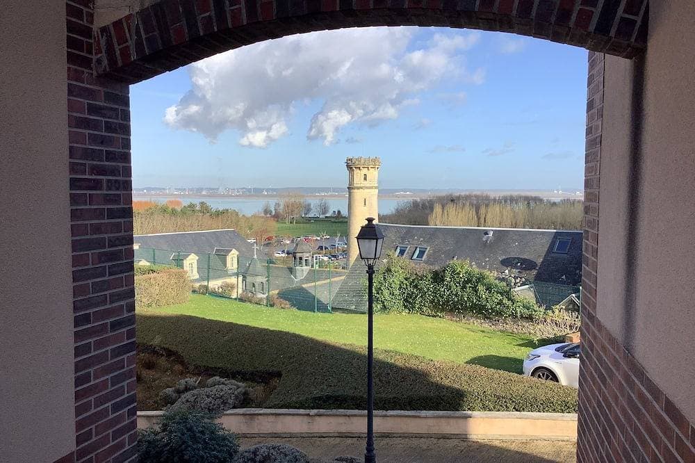 Foto 12 von 20: House with garden and garage