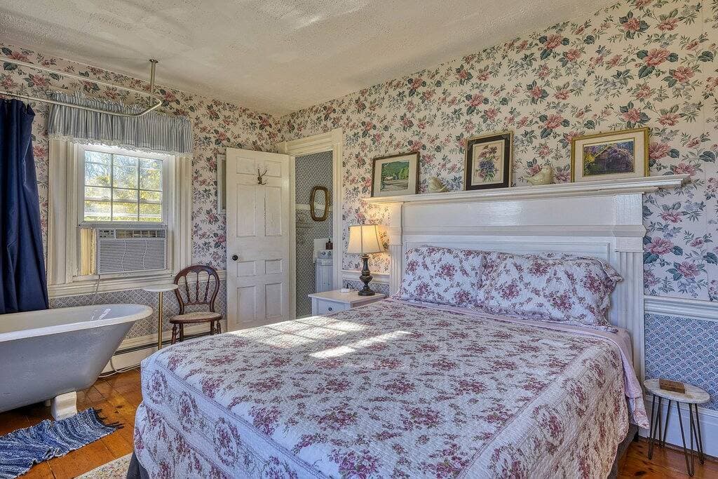 Foto 13 von 25: 1 Lovely Suite in Bar Harbor Open Hearth Inn