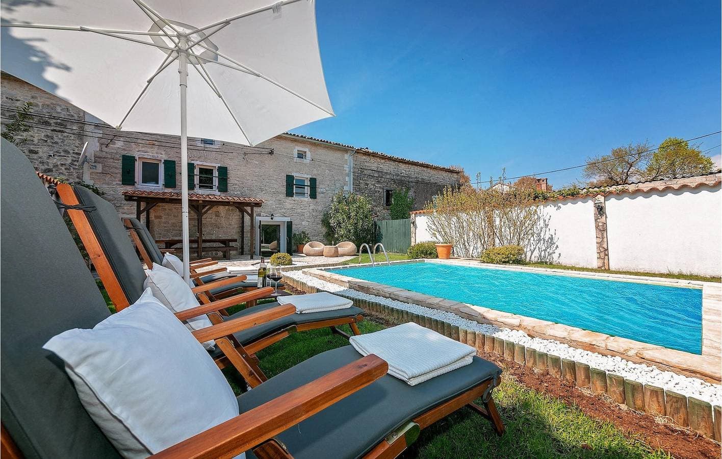 Foto 6 von 45: Modernes 2-Zimmer-Apartment mit Pool, WLAN und Parkplatz in der Nähe von Heraki