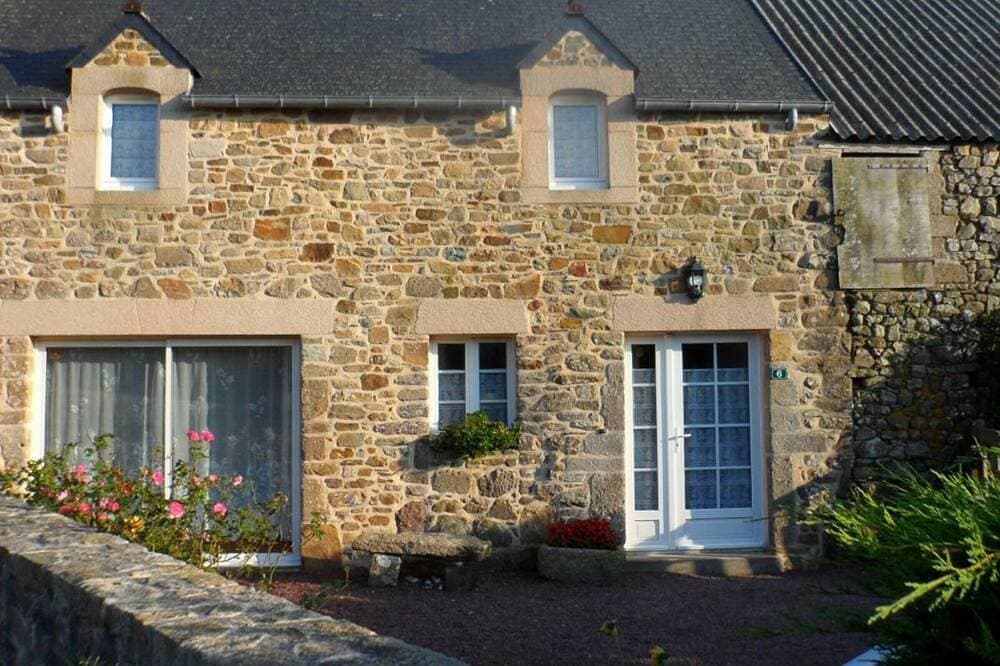 Charmantes Haus in La Hague mit Kamin und privatem Hof 1