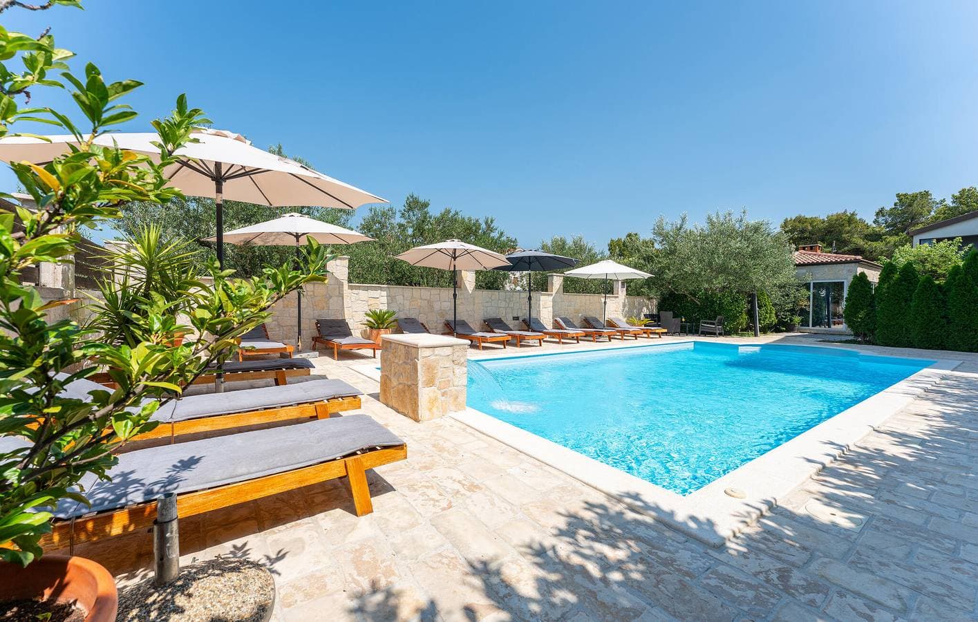 Foto 6 von 25: Reizende Ferienwohnung mit Pool und Terrasse, 1,5 km vom Strand Pod Vruljom entfernt