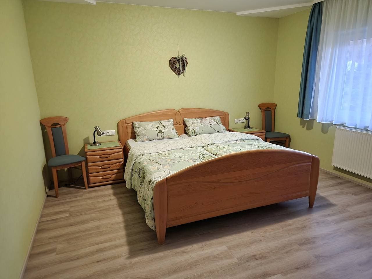 Foto 4 von 35: Ferienwohnung 'Scheurebe' mit privatem Balkon, Gemeinschaftsterrasse und Gemeinschaftsgarten