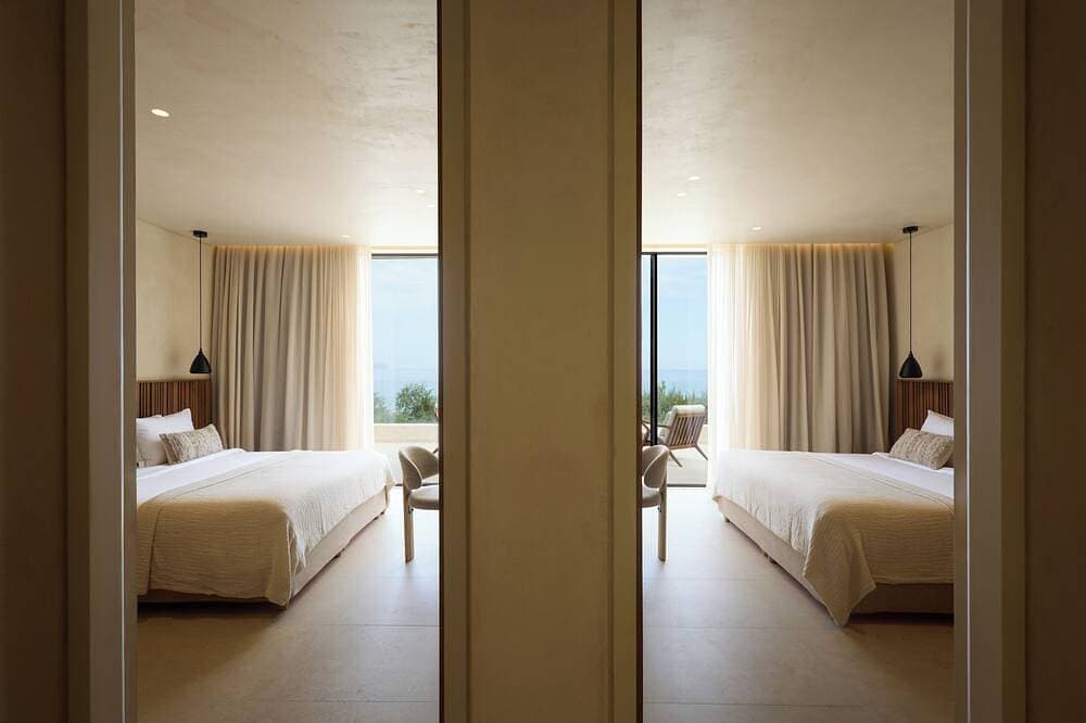 Foto 7 von 30: Valerozo Villa Maestosa - Pool, Jacuzzi & steps to the beach