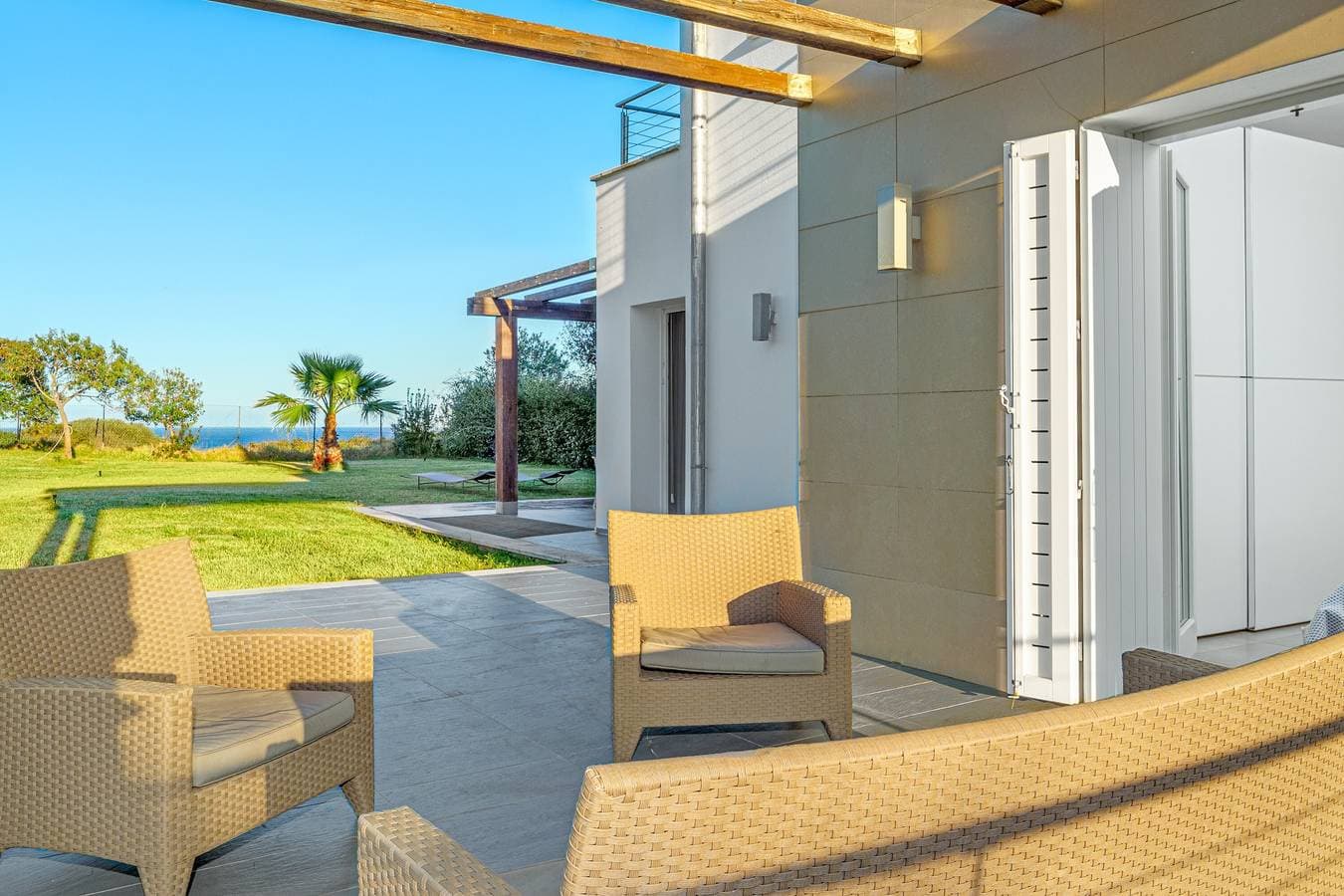 Foto 6 von 27: Geräumige Ferienwohnung "Villa Marconi 6" mit Meerblick, privater Terrasse und Garten