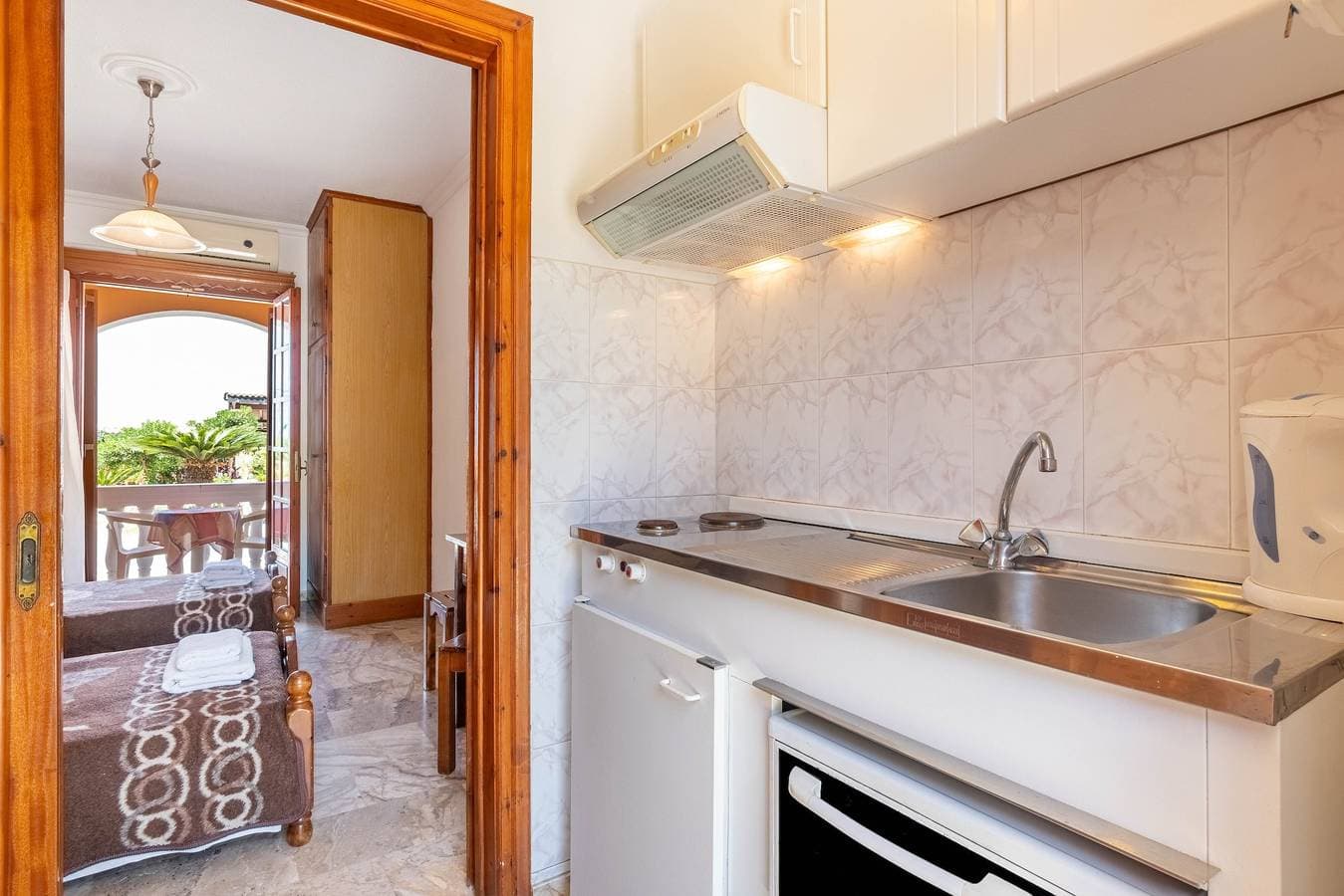Foto 9 von 28: Einzimmerapartment 'Mires House Side Ground Floor 3' mit Gemeinschaftspool, WLAN und Klimaanlage