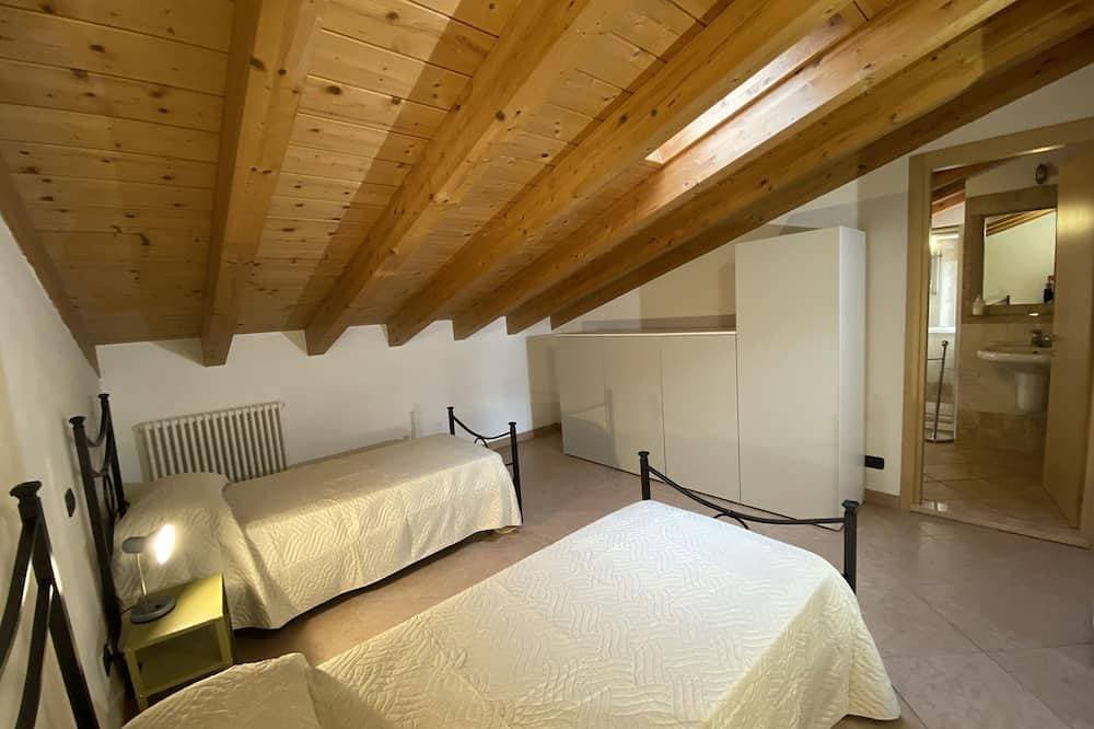Foto 8 von 30: Villa mit großer Terrasse mit Blick auf den See