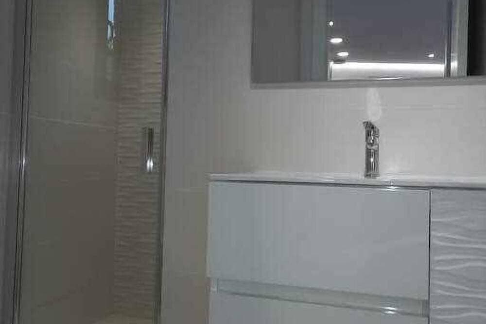 Foto 5 von 30: Infinity House. Ocean View hot tub.