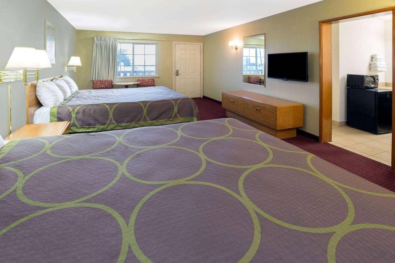 Super 8 by Wyndham Crescent City 1