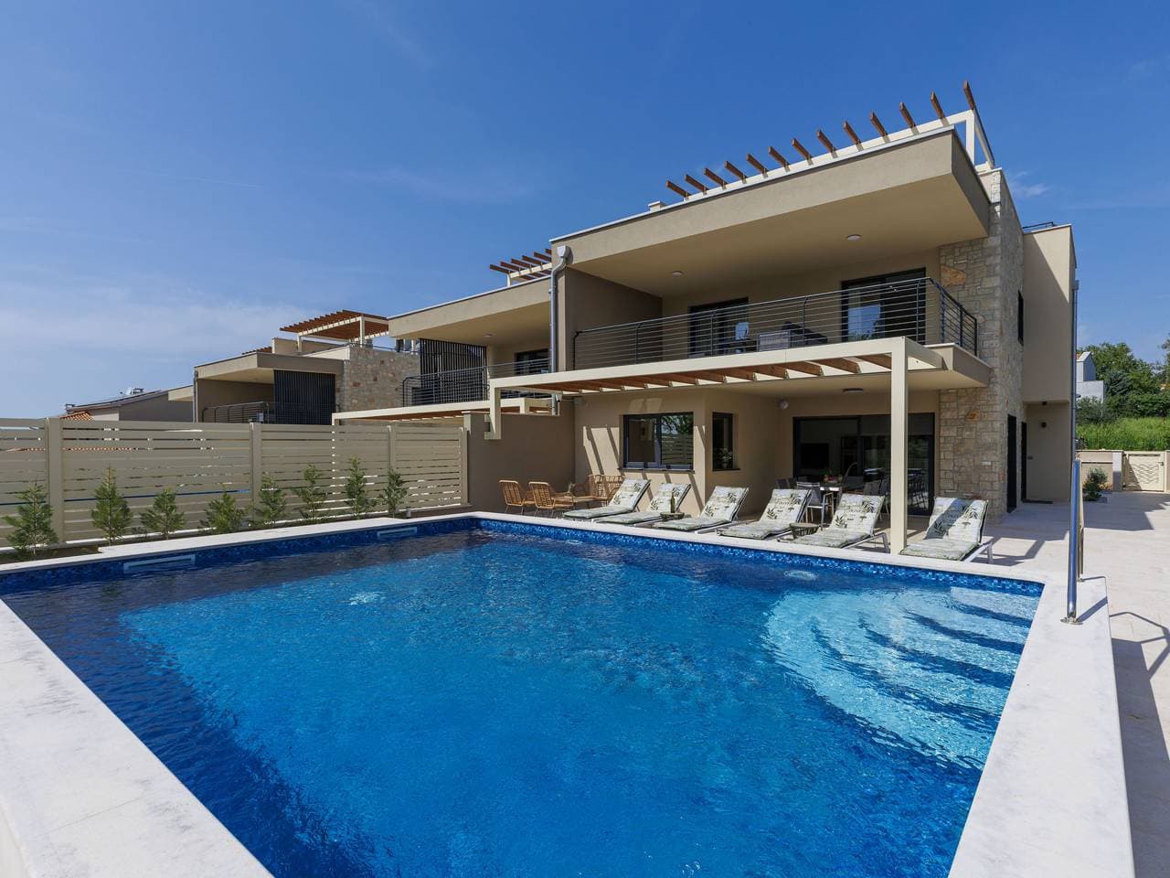 Tar 7 km von Poreč: Modernes Doppelhaus Villa Delora 1