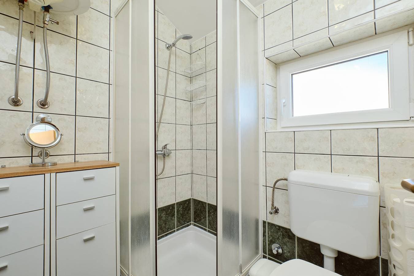 Foto 8 von 22: Das Apartment Jasmina 1 befindet sich in ruhiger Lage in Mali Lošinj. Es ist ideal für zwei Personen und besteht aus einem Schlafzimmer, einem Badezimmer, einem Wohnzimmer, einem Esszimmer und einer Küche. Es verfügt außerdem über eine Terrasse und einen Parkplatz vor dem Gebäude.