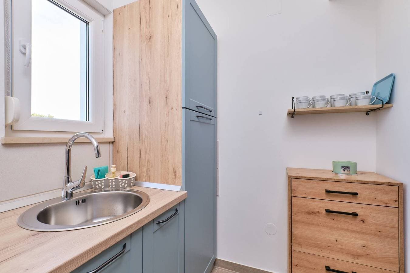 Foto 9 von 12: Das Apartment Billy 1 im ersten Stock bietet Platz für 3 Personen.Es verfügt über ein Schlafzimmer, ein Wohnzimmer, eine Küche, ein Badezimmer mit Dusche und einen Balkon mit Blick auf das Meer.