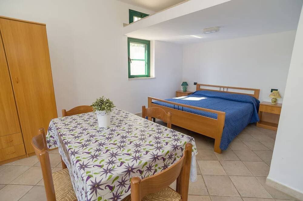 Foto 2 von 30: Einzelne Villa mit großer überdachter Veranda im Freien, umgeben von einem wunderschönen Zitronenhain