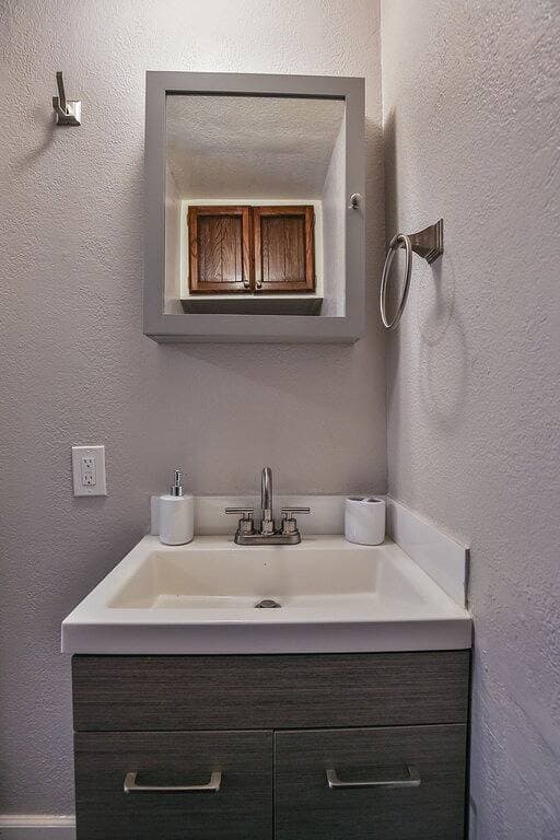 Foto 2 von 23: Modern private in desirable neighborhood