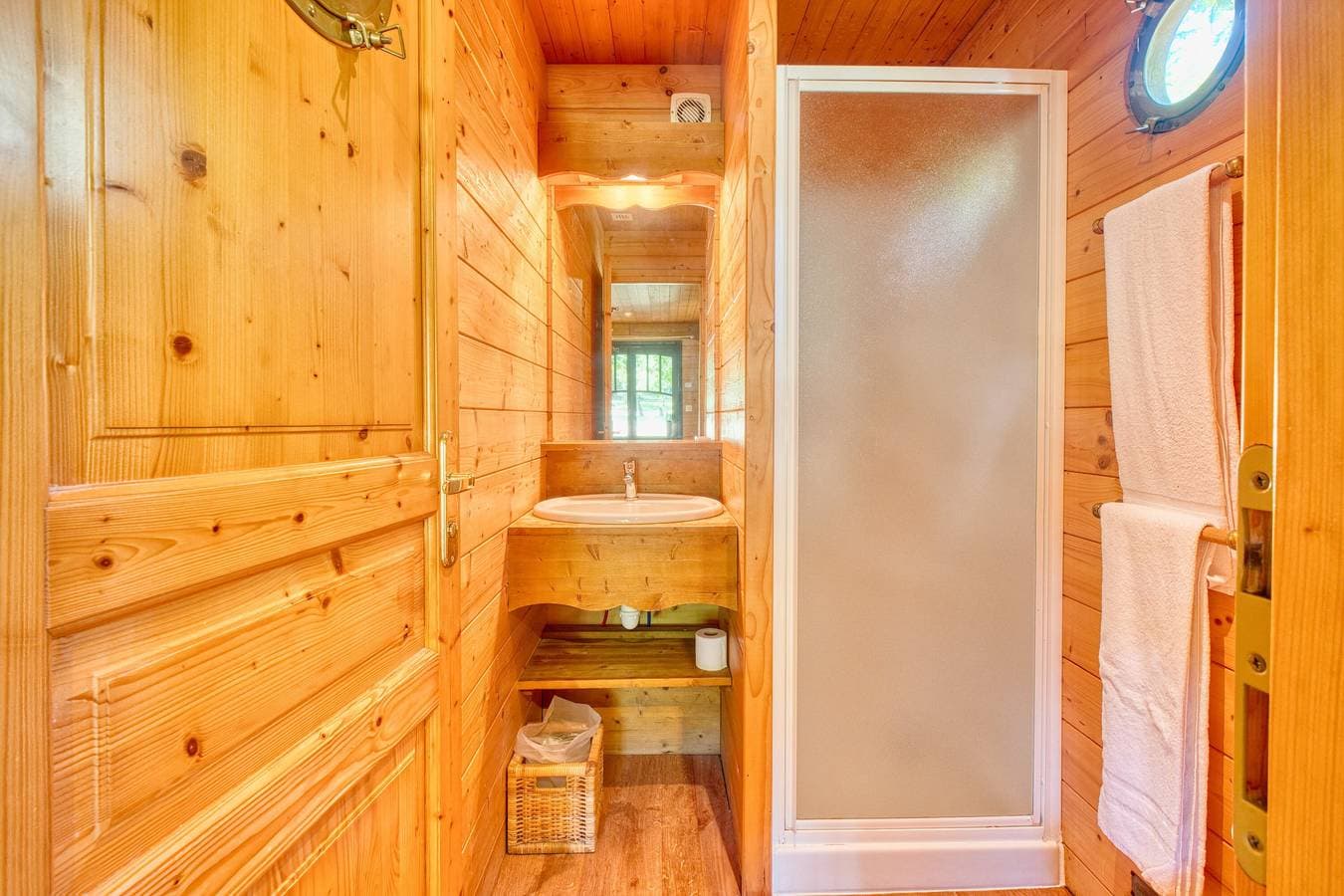 Foto 9 von 26: La Roulotte Jaune – Außergewöhnliche Unterkunft mit gemeinsamem beheiztem Hallenbad