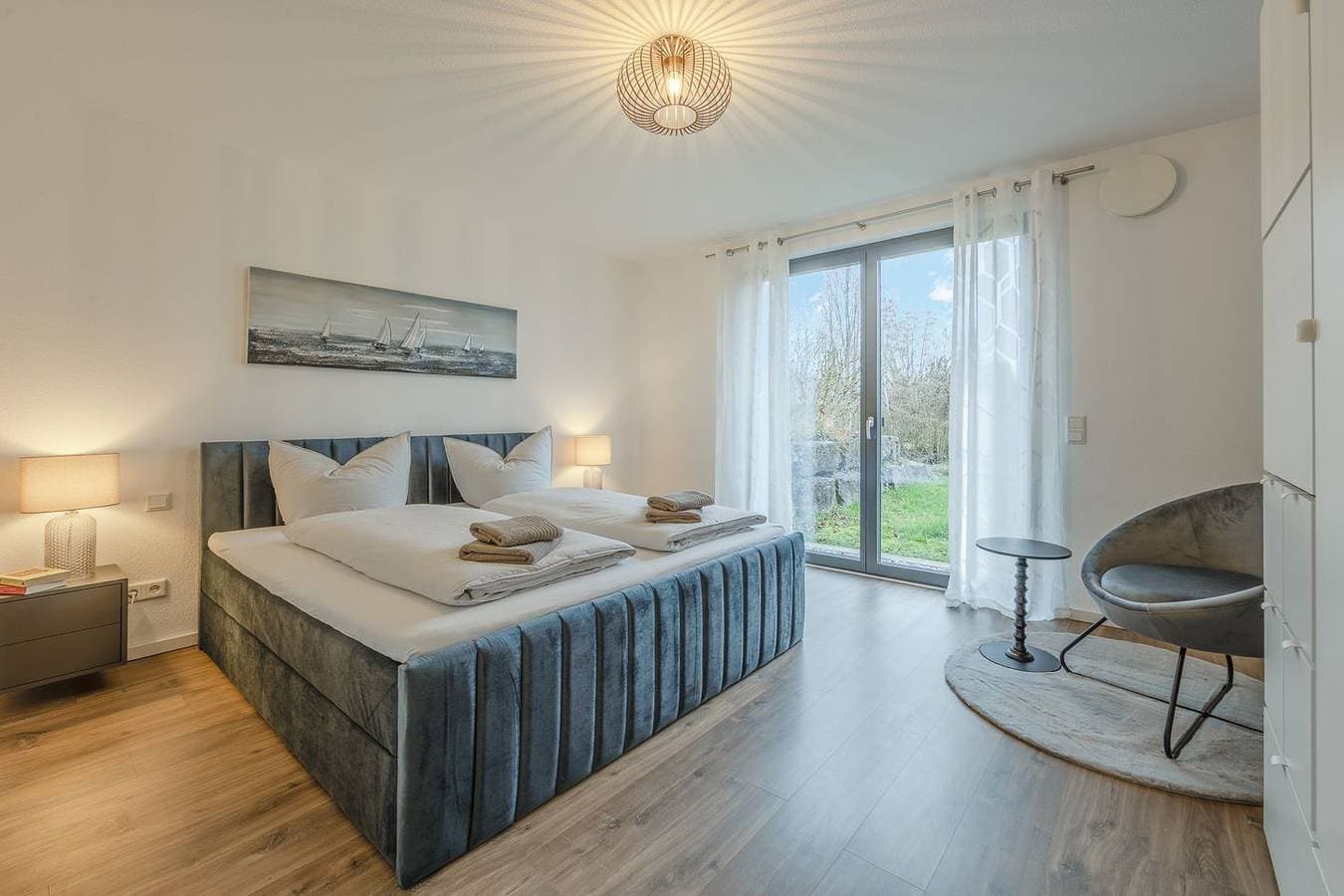 Foto 4 von 18: Seenahe große + sehr moderne Ferienwohnung Konny mit  überdachter Terrasse