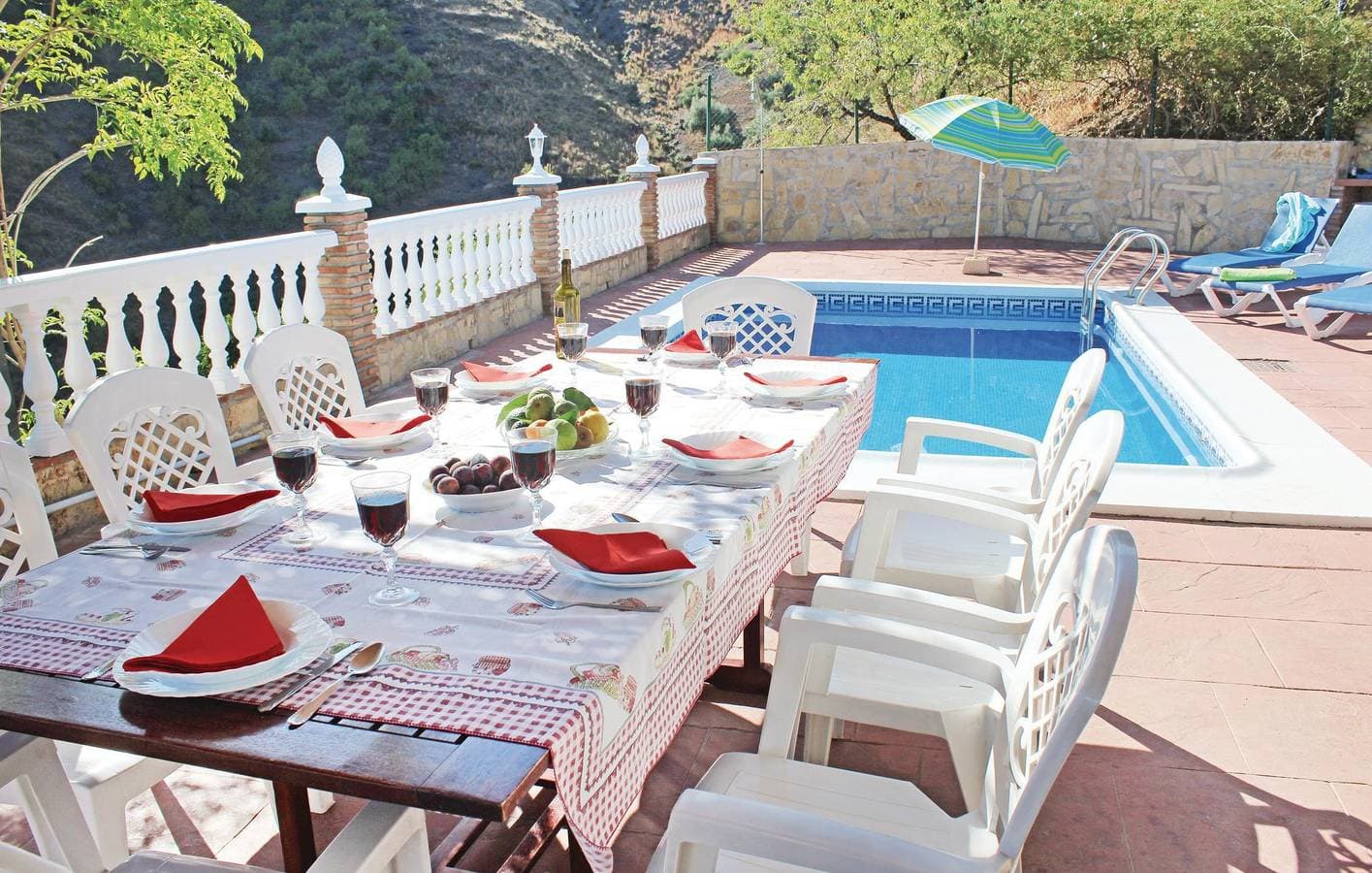Foto 5 von 19: Meerblick-Apartment mit Pool, Terrasse und Kochnische