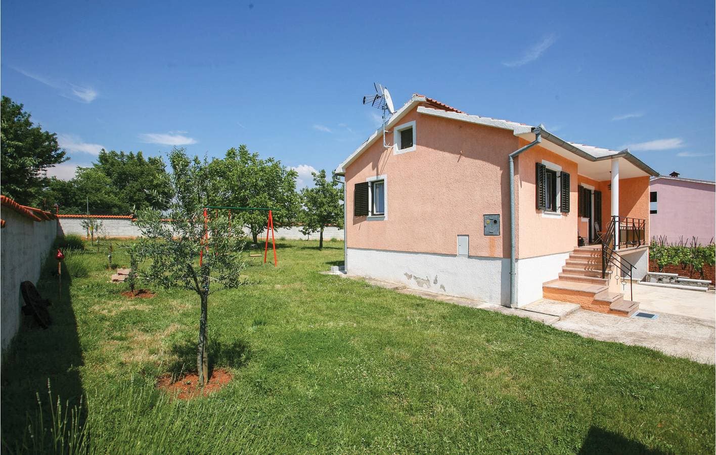Gemütliche Ferienwohnung mit Terrasse, Parkplatz und WLAN in der Nähe des Stadtzentrums von Jursici 1