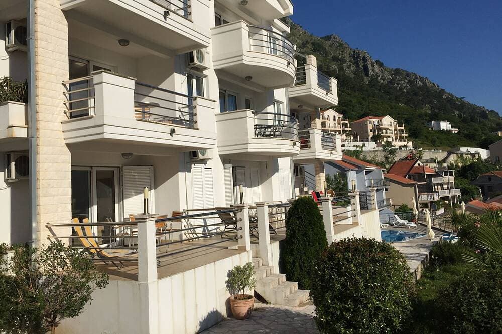 Foto 9 von 17: Erdgeschoss. Private Terrasse, Gemeinschaftspool, Blick über den Fjord auf die Altstadt von Kotor
