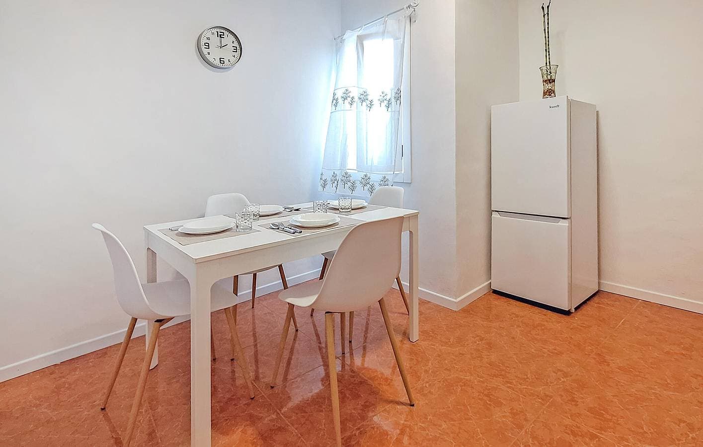 Foto 10 von 23: Strandurlaub - 90m² Apartment mit Wifi, TV & Küche