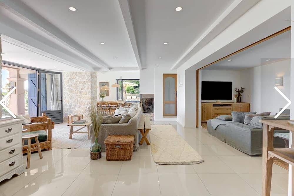 Foto 12 von 28: Stylish 4-Bedroom Design Villa with Pool, Gym & Open Valley Views – Côte d’Azur