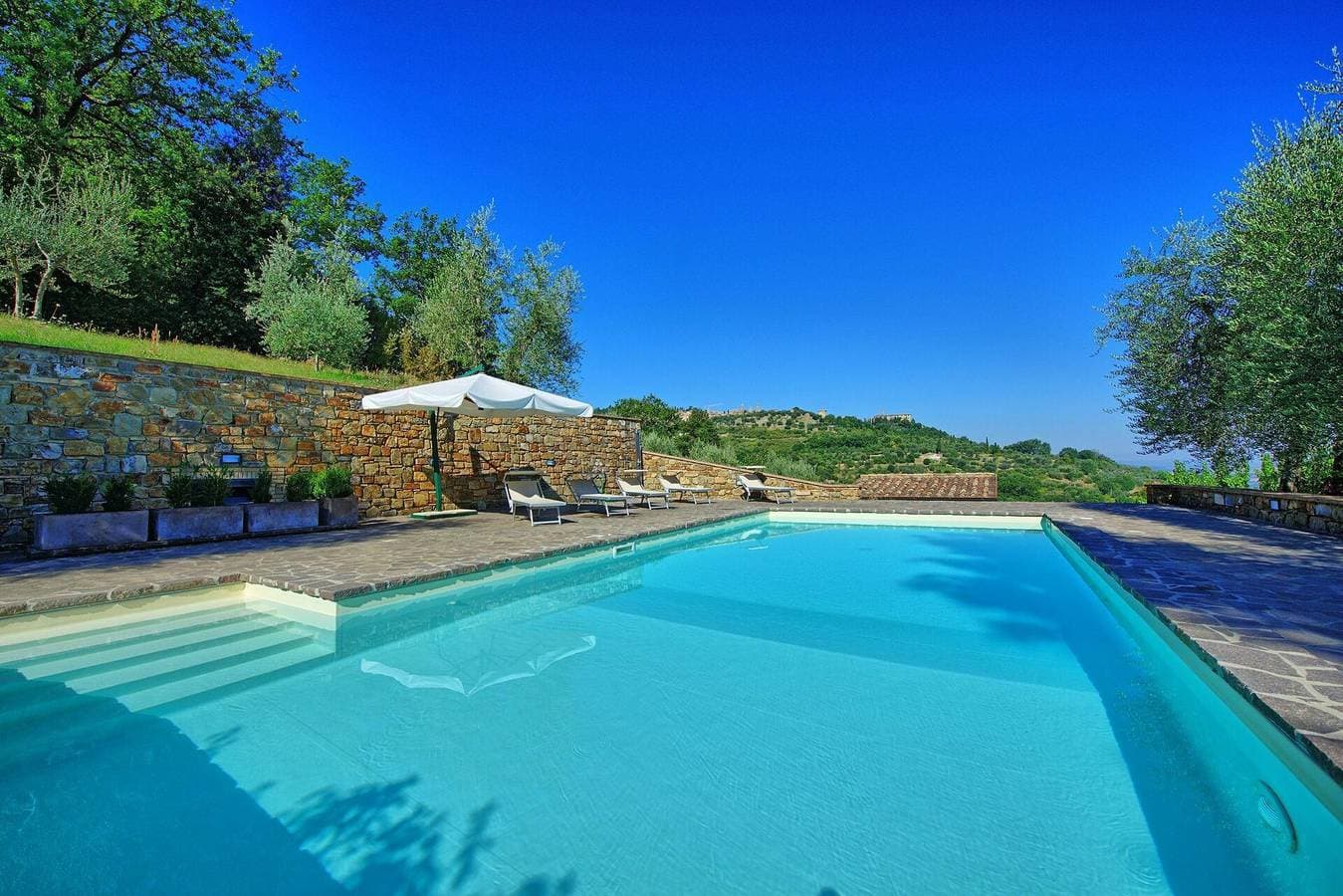 Foto 8 von 39: Villa für 8 Personen mit Pool