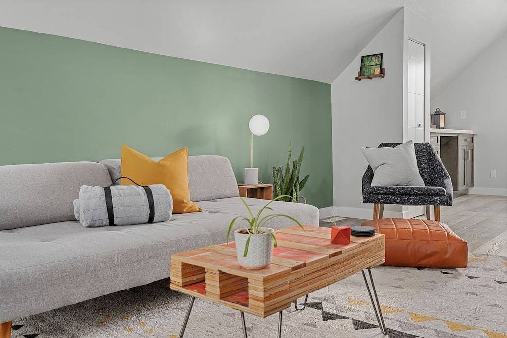 Foto 4 von 22: Scarlet Manor | Mid Century Zen Suite. 1 Br. Near Dt, C-train.