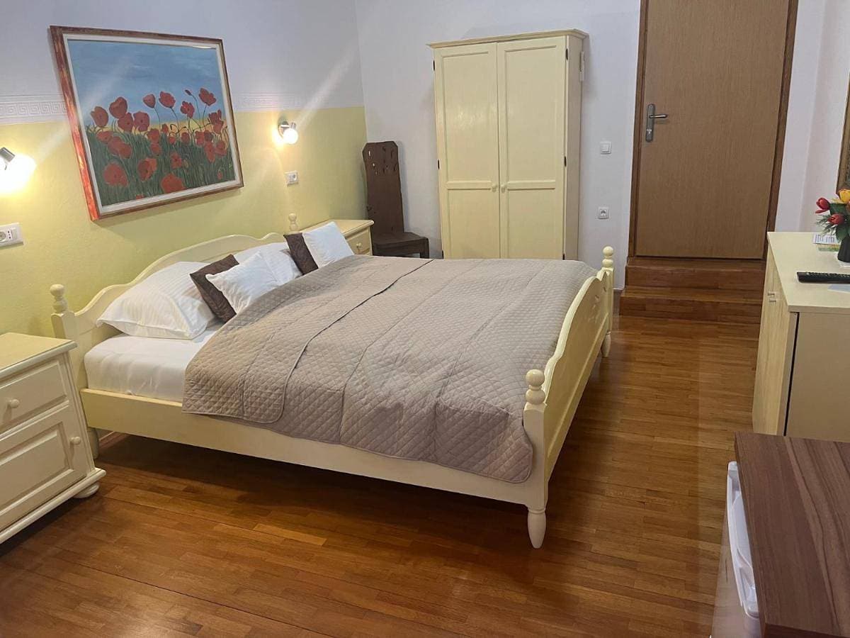 Foto 3 von 13: Double Room with Private Bathroom