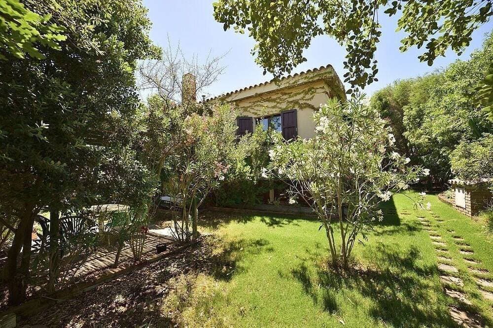 Foto 9 von 26: Villa near the sea submerged in greenery
