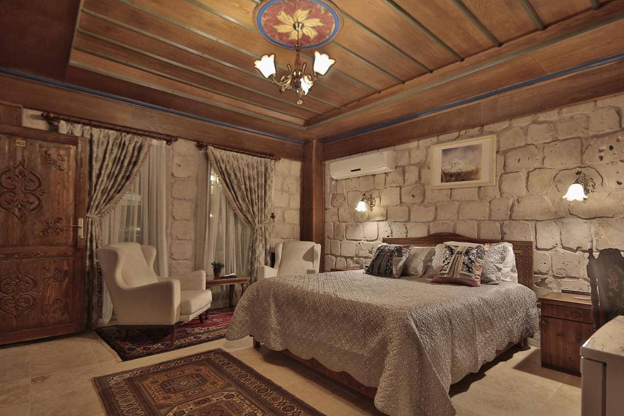 Foto 5 von 16: Deluxe Triple Stone Room with Courtyard View