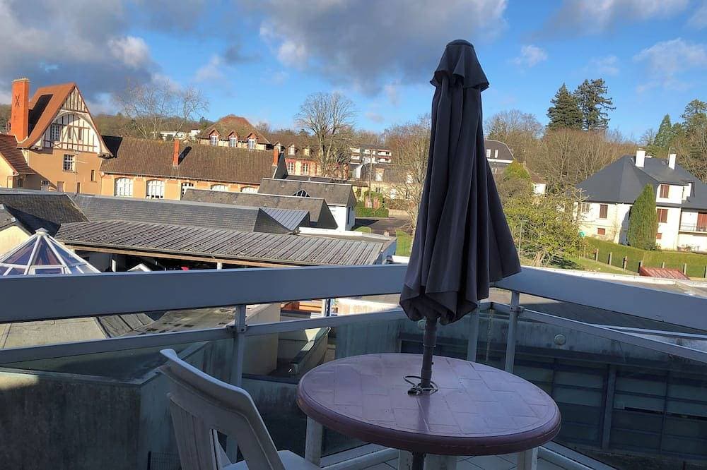 T1 33m very bright, elevator, balcony, private parking, close to shops 1