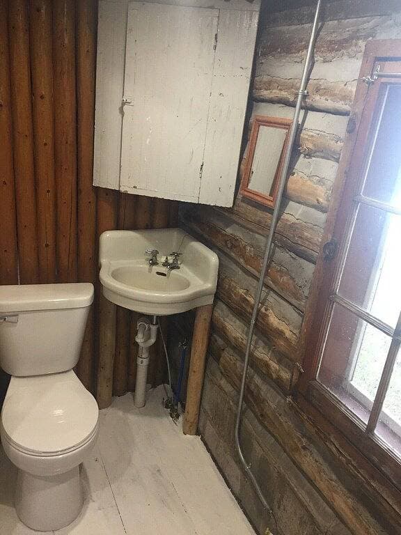 Foto 4 von 13: Rustikales authentisches Michigan-Blockhaus