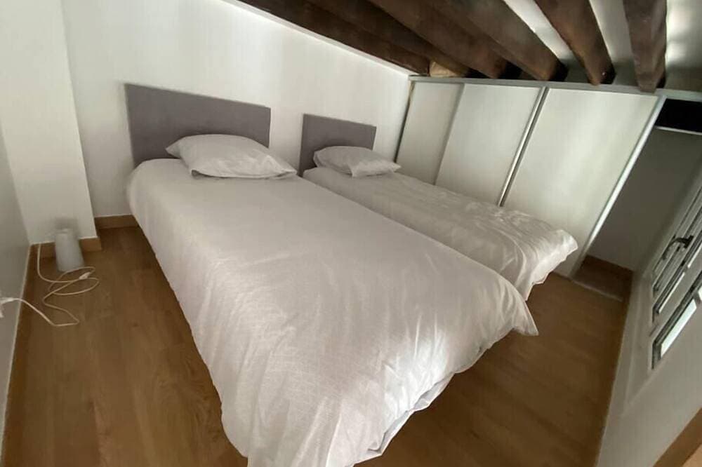 Foto 6 von 30: Studio Duplex Avec spa et Cour Privée