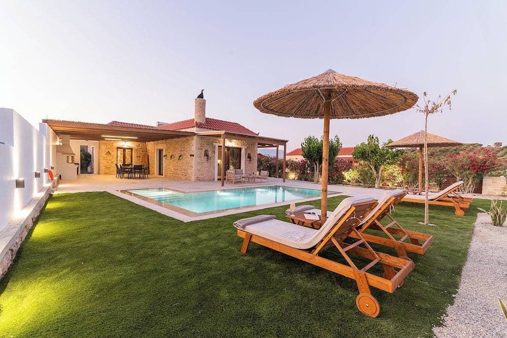 Quiet 2 bedroom and 2 bathroom villa with a big infinite swimming pool 1