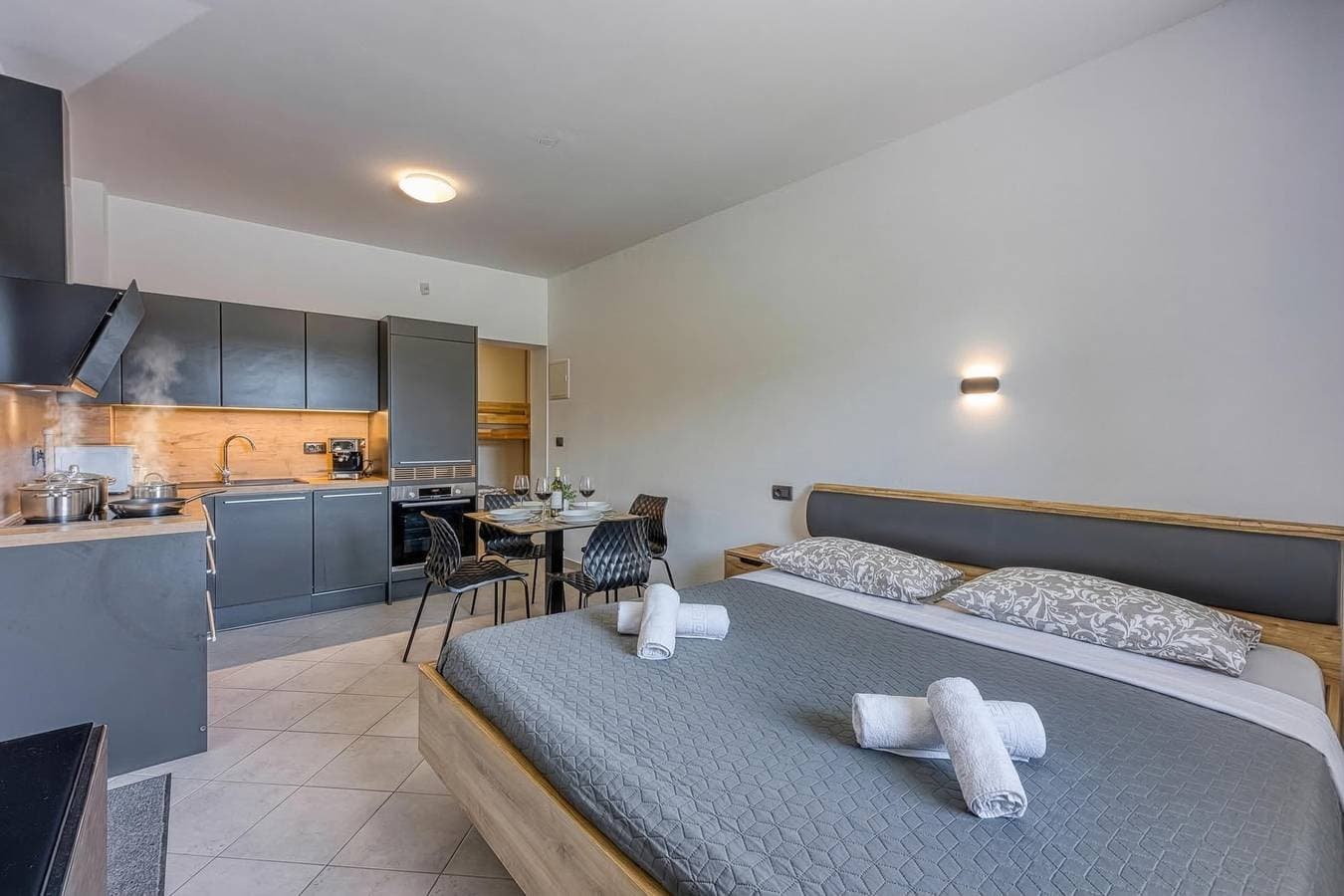 Foto 9 von 13: Modern Apt Deni: Terrace + Private Parking
