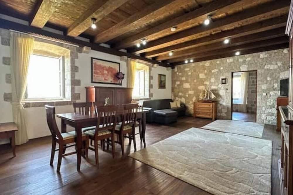 Heritage Apartment – Timeless Charm with Breathtaking Bay Views 1