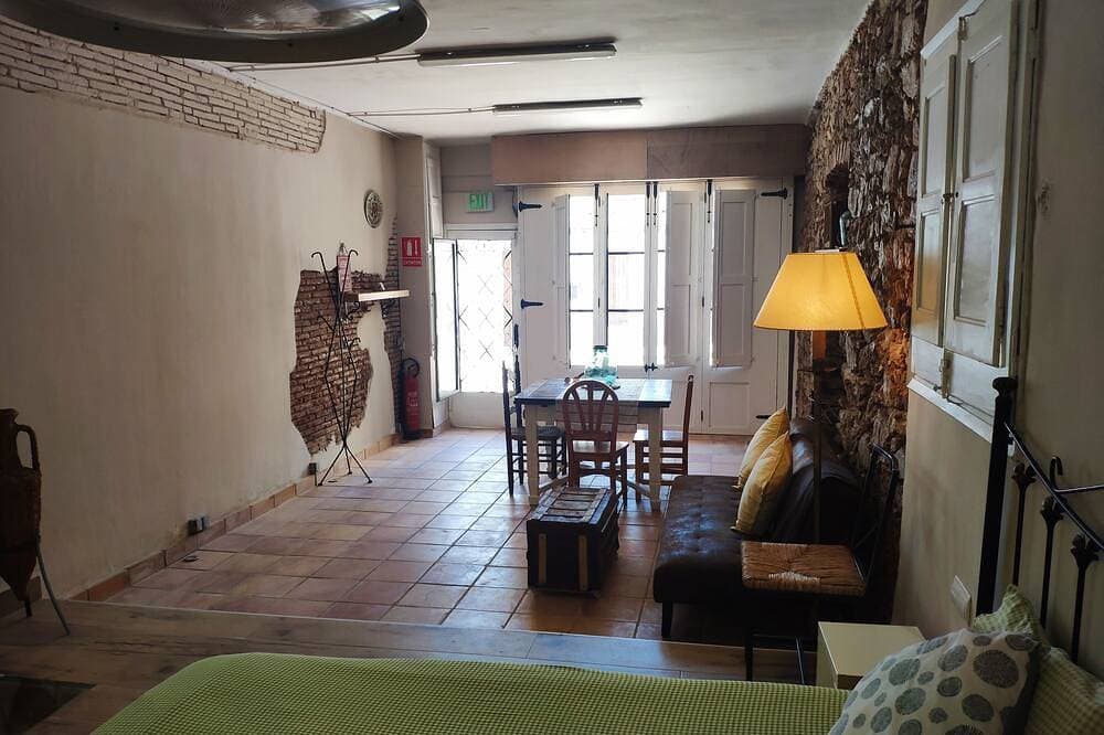 Foto 7 von 30: Loft Love, charming, cozy, comfortable, centrally located, king bed (2-4 pax).
