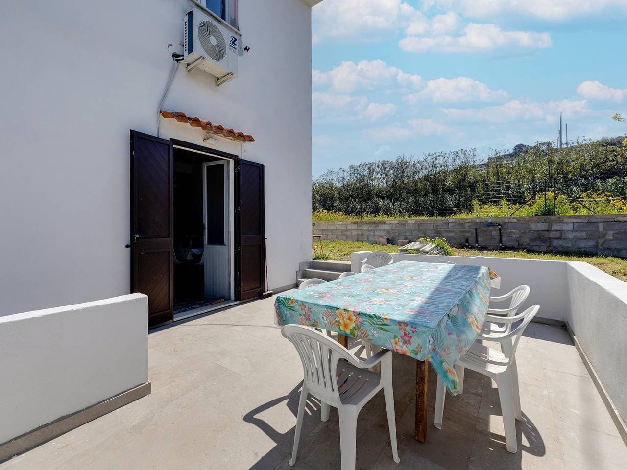 Foto 10 von 40: Villa mit Terrasse und Klimaanlage und Meerblick