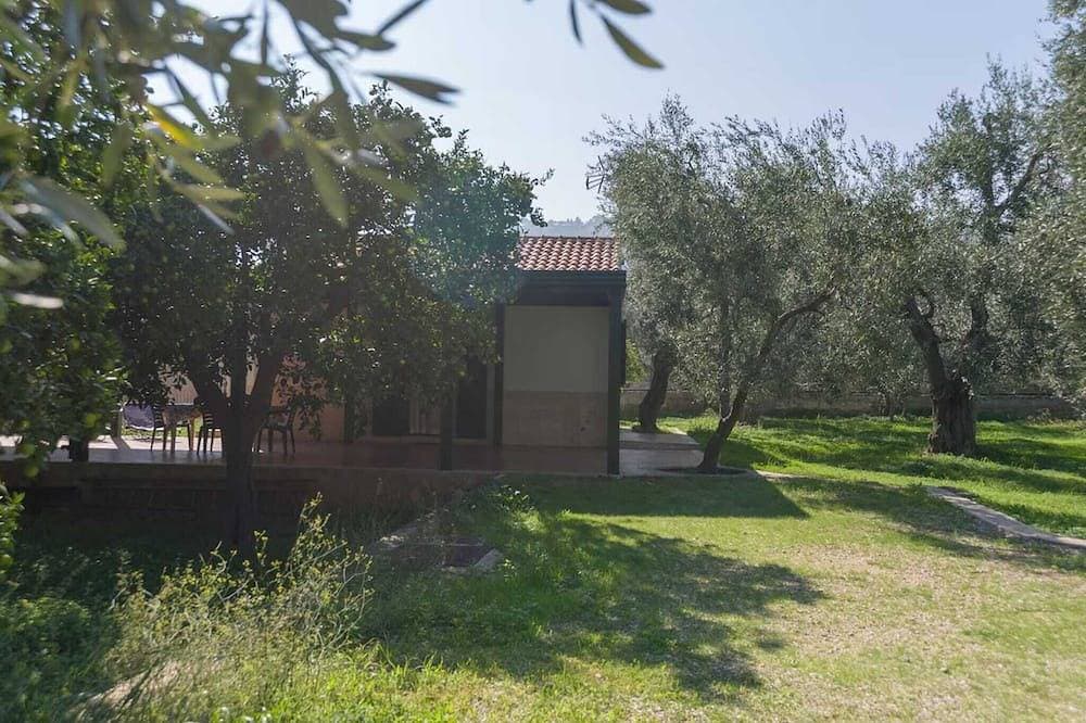 Foto 7 von 30: Einzelne Villa mit großer überdachter Veranda im Freien, umgeben von einem wunderschönen Zitronenhain