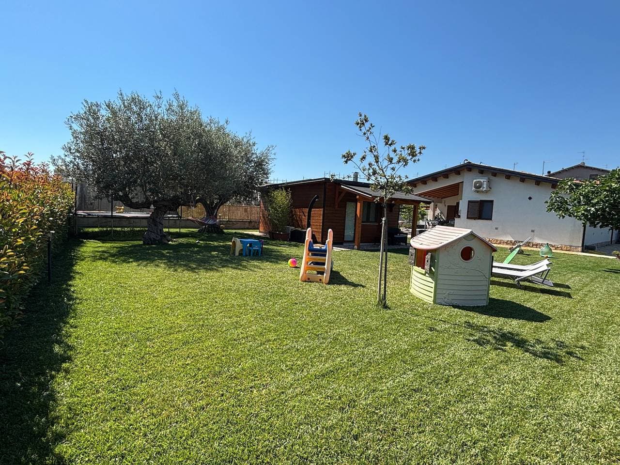 Foto 11 von 33: Die Dependance mit Garten in Pescara – 9 Min zum Meer, WLAN, Klimaanlage, Ev-Ladestation